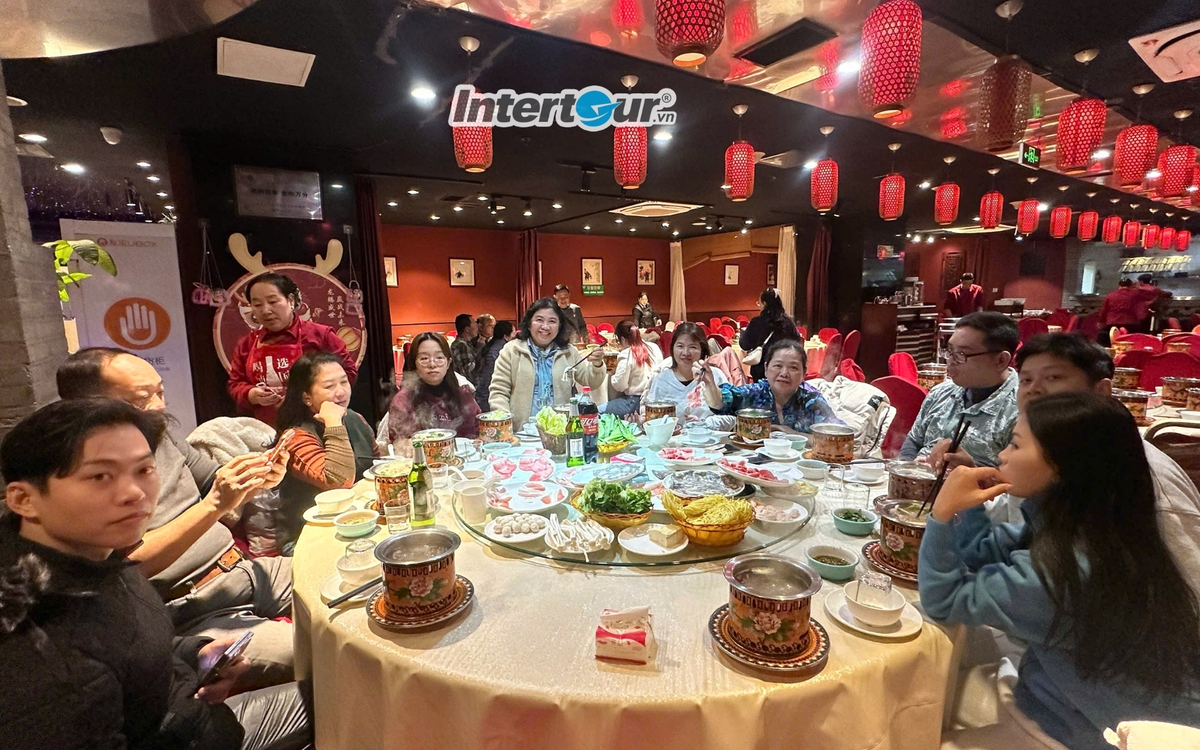 Đoàn còn được ăn lẩu và mì cua lông siêu ngon trong chuyến đi nữa. Đoàn còn được ăn lẩu và mì cua lông siêu ngon trong chuyến đi nữa