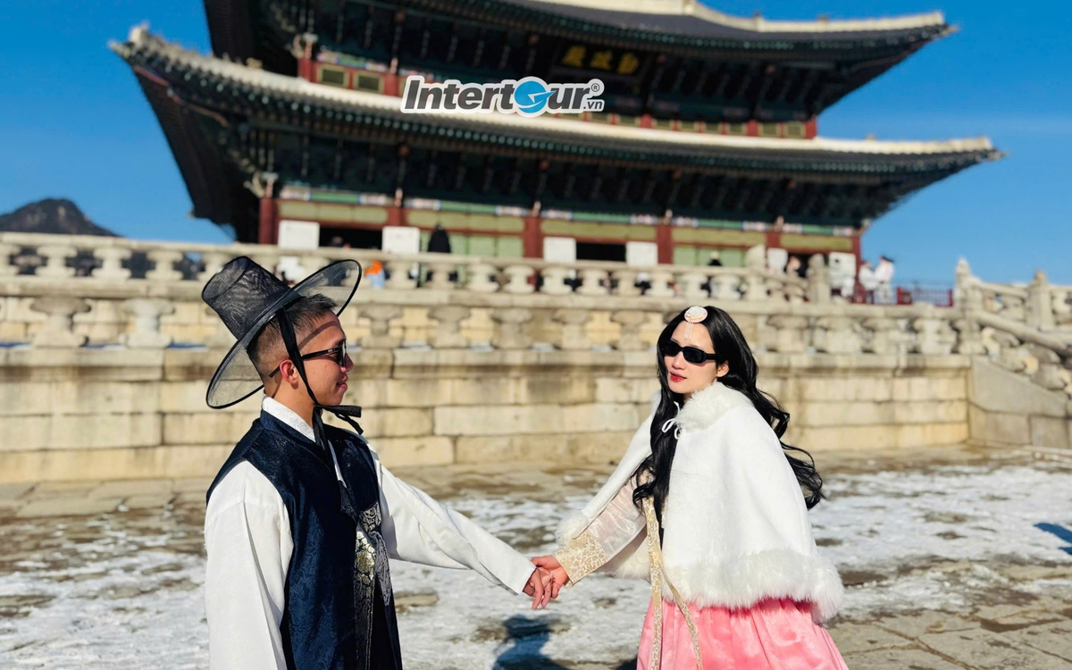 Khoảnh khắc mặc hanbok check-in tại Cung điện Gyeongbokgung giữa mùa đông Hàn Quốc. Khoảnh khắc mặc hanbok check-in tại Cung điện Gyeongbokgung giữa mùa đông Hàn Quốc