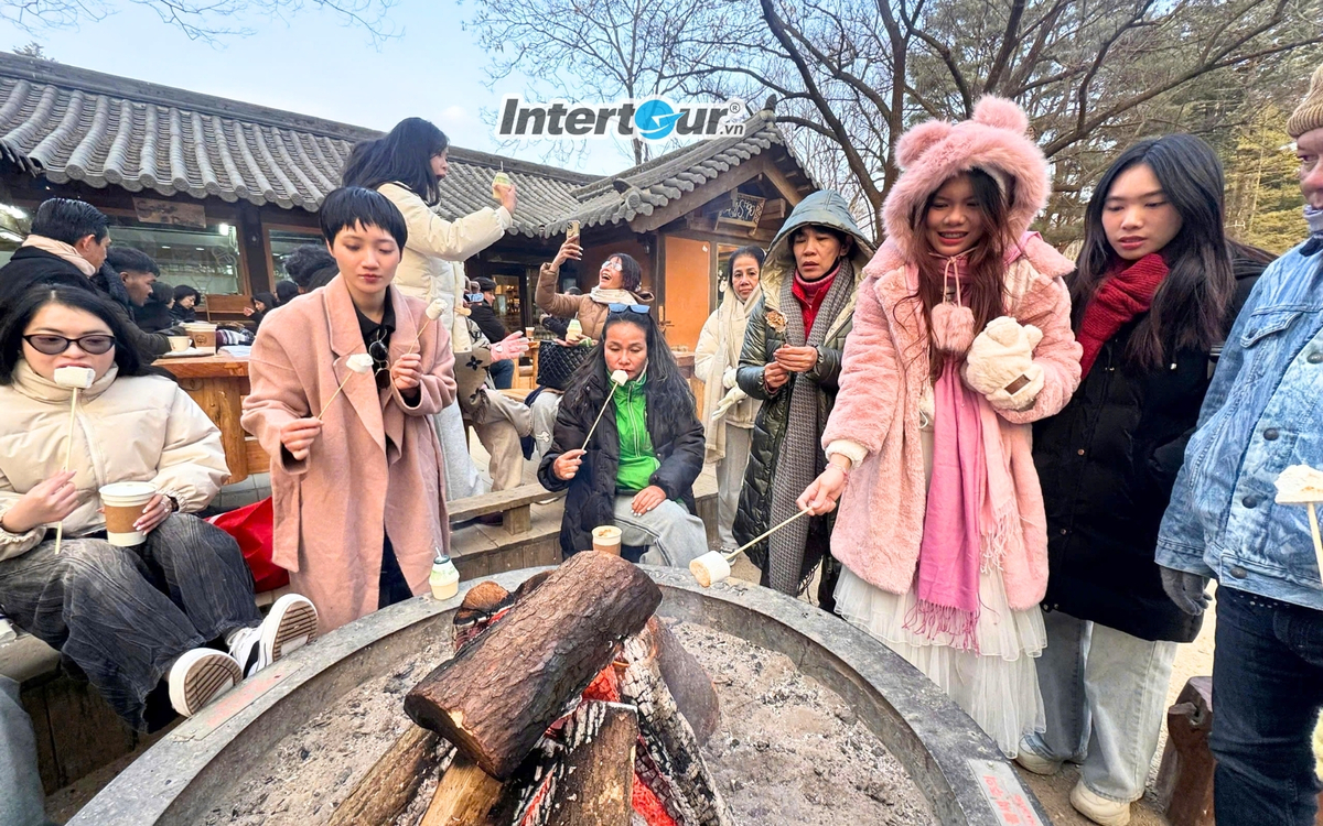 Còn gì tuyệt hơn là cùng nhau làm ấm và ăn marshmallow giữa tiết trời mùa đông. nướng marshmallow
