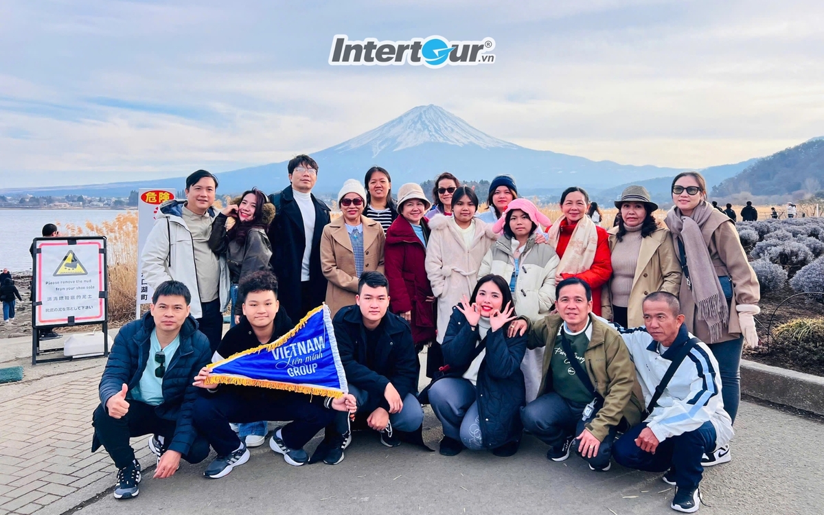 Ai cũng là lần đầu được nhìn thấy núi Phú Sĩ ở ngoài đời. Ai cũng là lần đầu được nhìn thấy núi Phú Sĩ ở ngoài đời