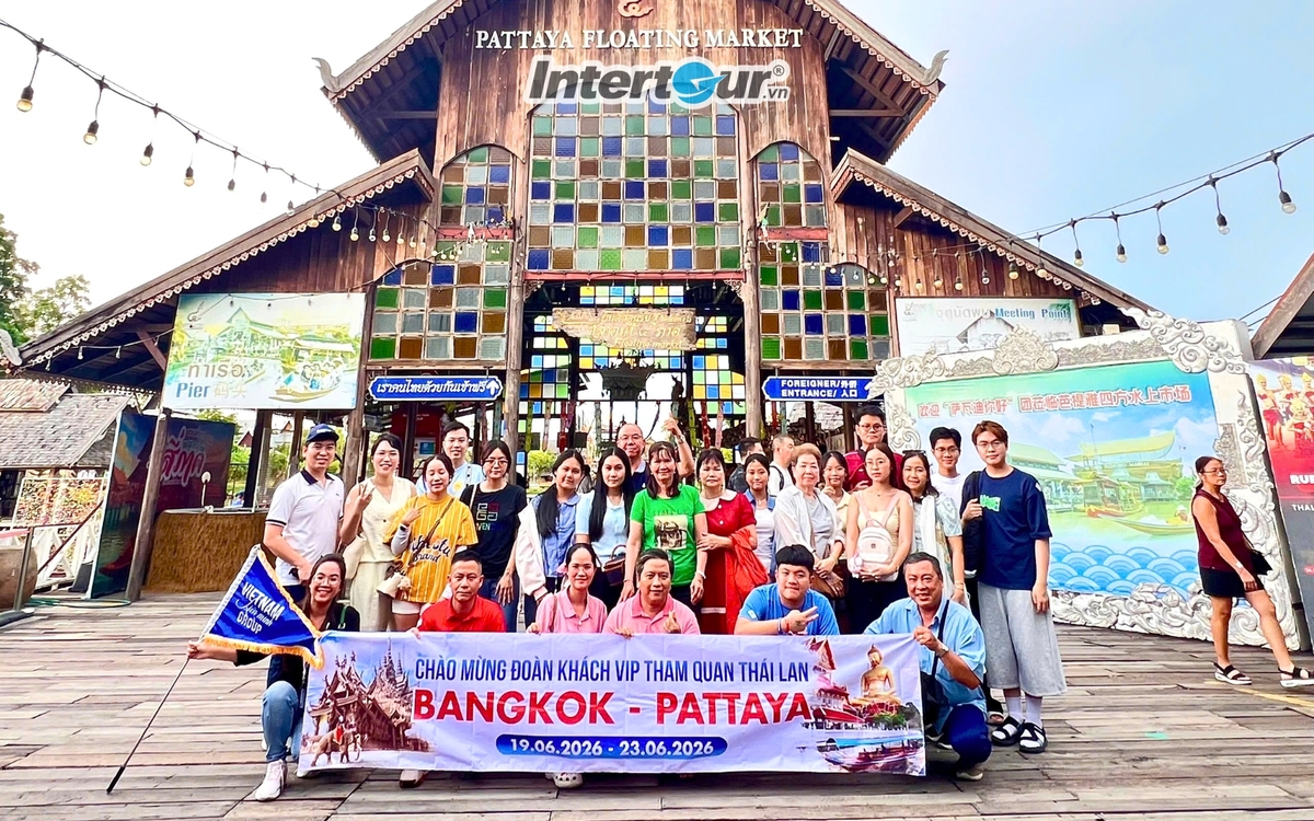 Đoàn nhà Intertour trước khu chợ nổi. Đoàn nhà Intertour trước khu chợ nổi