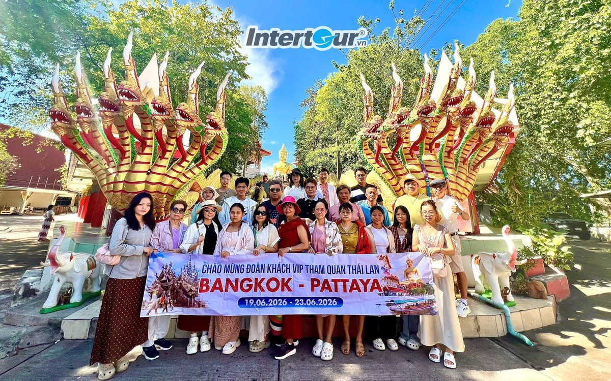 Cùng nhau chụp ảnh kỉ niệm ở Wat Phra Yai. Đoàn du lịch Thái Lan Intertour 19/6/2026