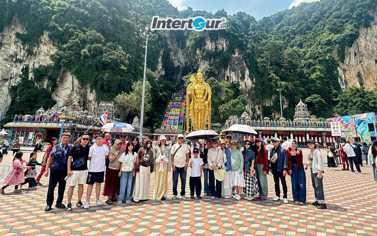 Đoàn chuẩn bị chinh phục 272 bậc thang huyền bí tại Động Batu. Đoàn chuẩn bị chinh phục 272 bậc thang huyền bí tại Động Batu